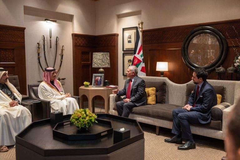 الملك يستقبل رئيس الوزراء القطري ويتناولان مستجدات الإقليم