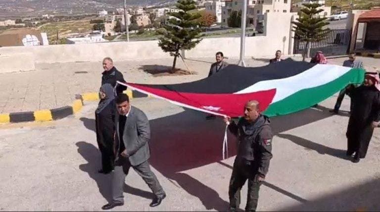 ‏اتحاد الجمعيات الخيرية يسلم العلم الأردني لمحافظ جرش