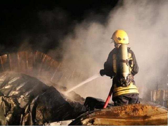الدفاع المدني يخمد حريقاً شب داخل مصنع إطارات في المفرق