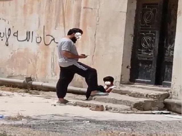 ضبط المعتدي على طفل بسبب كرة سقطت بمنزله .. وتحويله للمدعي العام