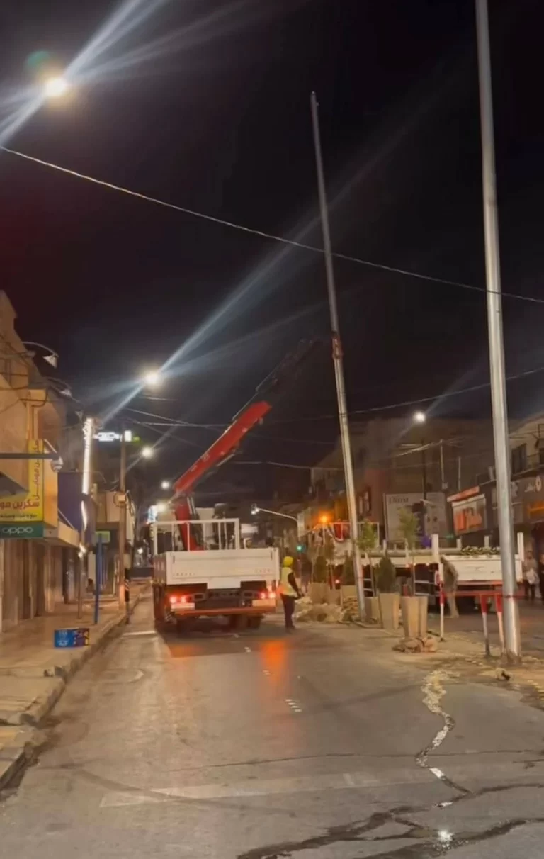 كهرباء إربد تُزيّن وسط المدينة بـ 7 سواري أعلام بمناسبة عيد الاستقلال الـ 80