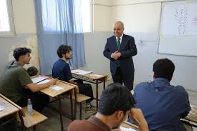 وزير التربية يتفقد سير الجلسة الأولى لامتحان الثانوية العامة