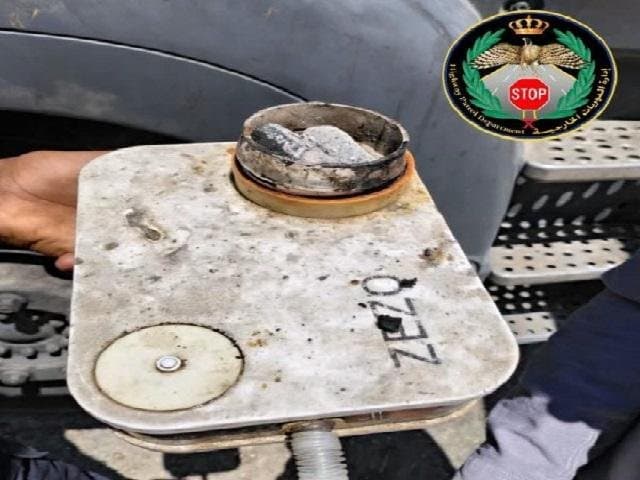 ضبط سائق مركبة يدخن الأرجيلة أثناء القيادة
