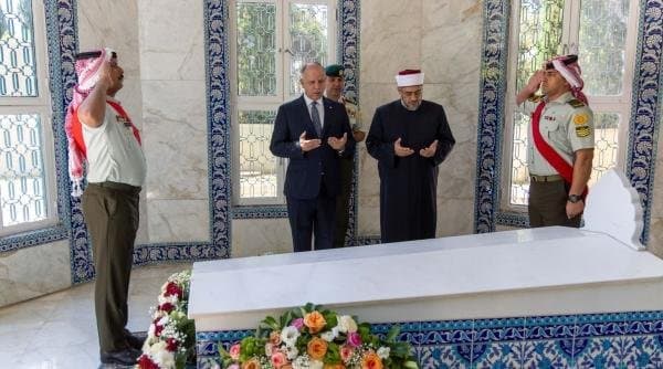 نائب الملك يزور ضريح الملك طلال بن عبدالله