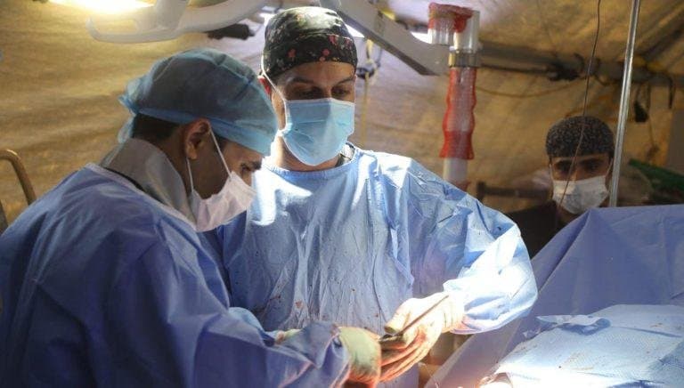 المستشفى الميداني الأردني جنوب غزة/10 يُجري عمليتين نوعيتين لإنقاذ طرفين لمريضين