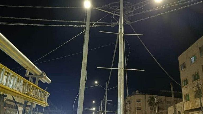 " كهرباء إربد " تنهي نقل أعمدة وكوابل شارع الثلاثين