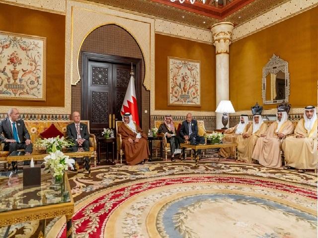 ولي العهد البحريني يستقبل وزير الخارجية ووزراء عرب