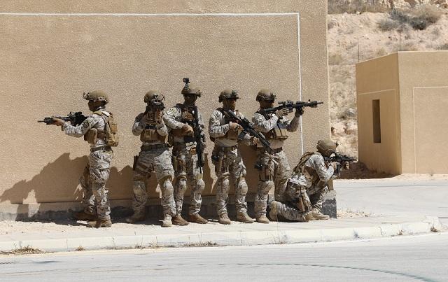 القوات المسلحة الاردنية تنفذ تدريبات على مكافحة الإرهاب..صور