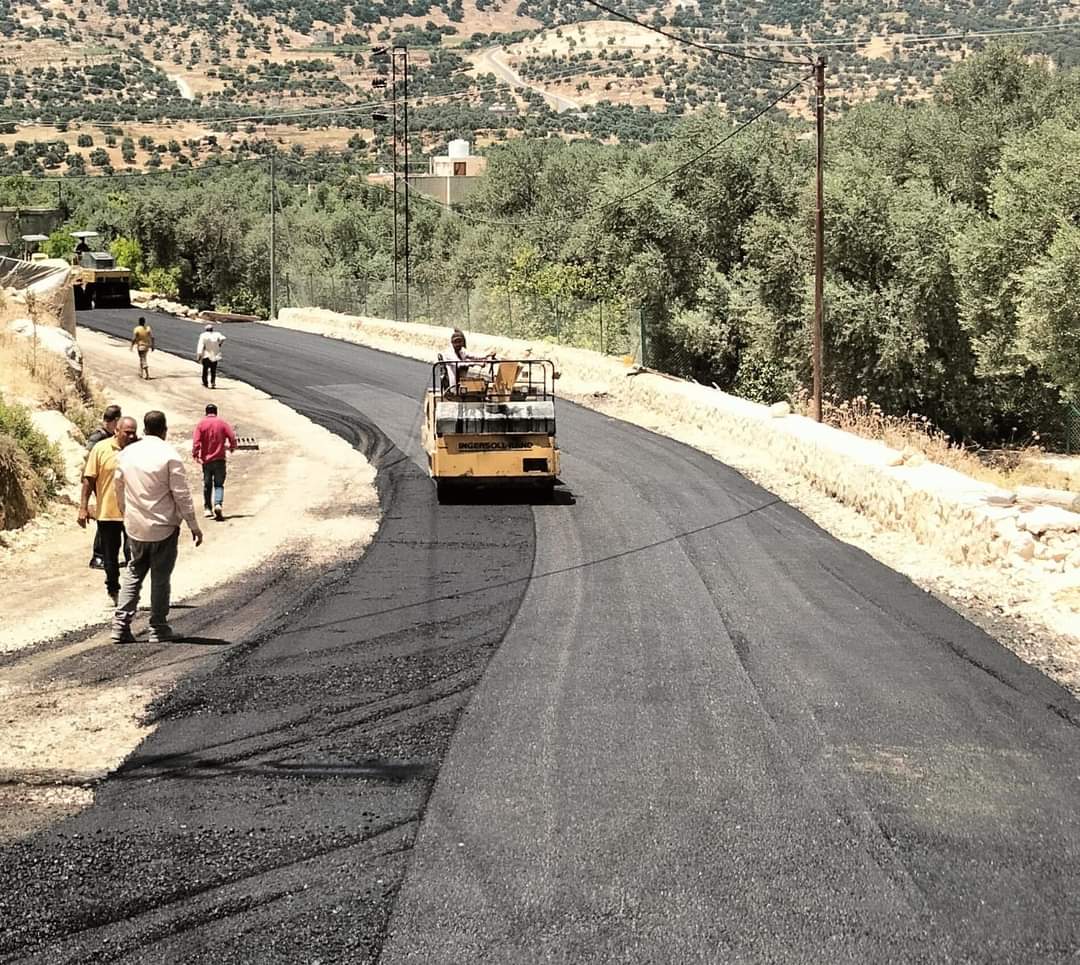 بلدية كفرنجة تنفذ المرحلة الثانية من اعمال تعبيد طريق الزغدية
