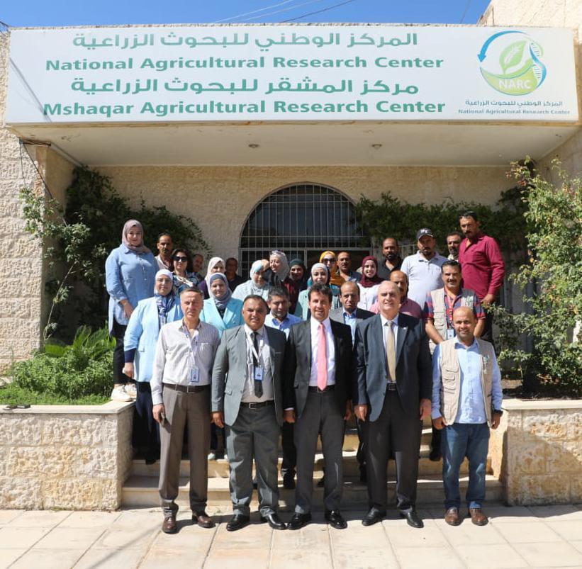 أبوحمور يطلع على المشاريع البحثية للقمح والشعير المنفذه في محطة المشقر