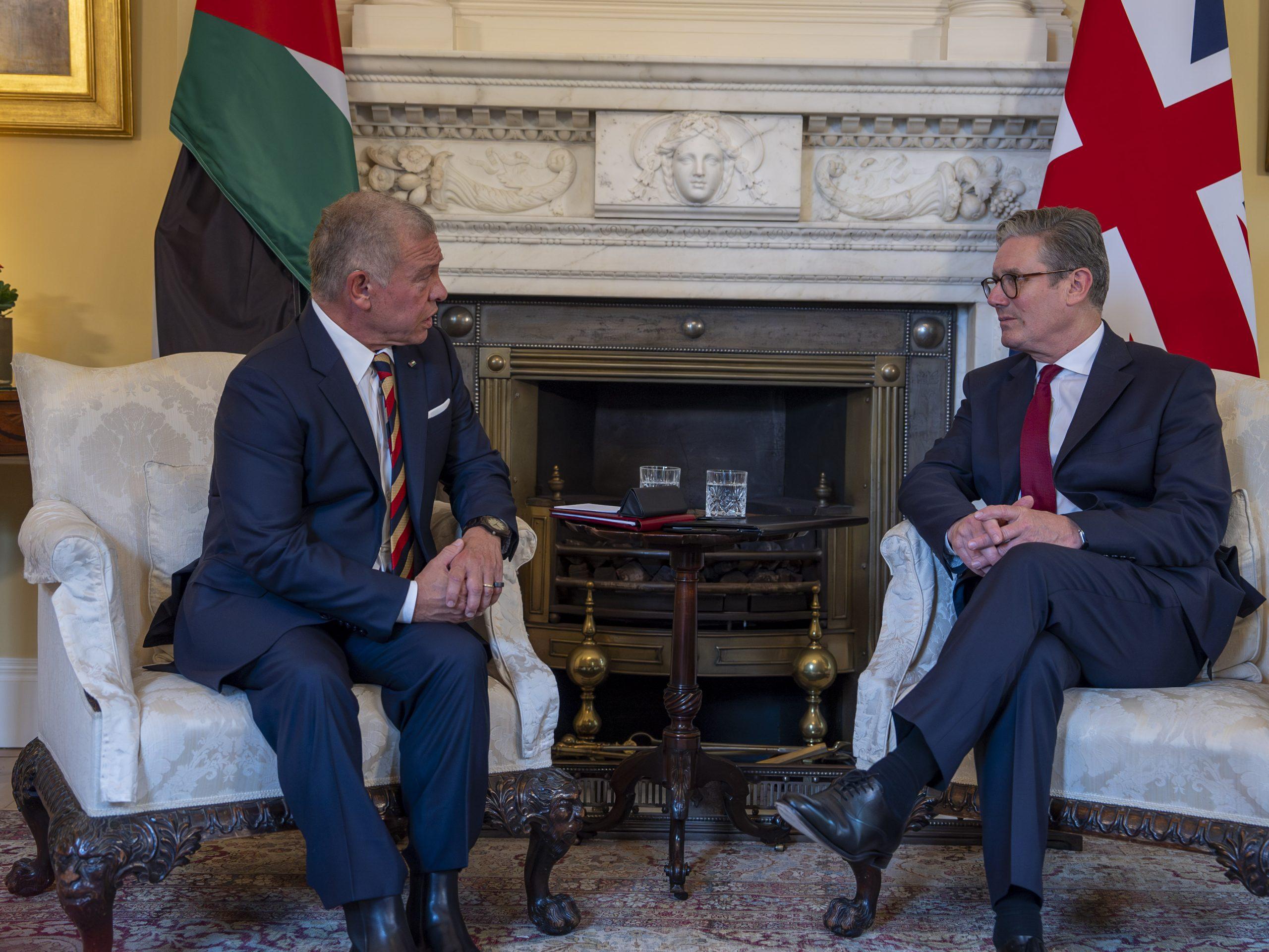 الملك ورئيس وزراء بريطانيا يؤكدان ضرورة التوصل لوقف فوري لإطلاق النار بغزة