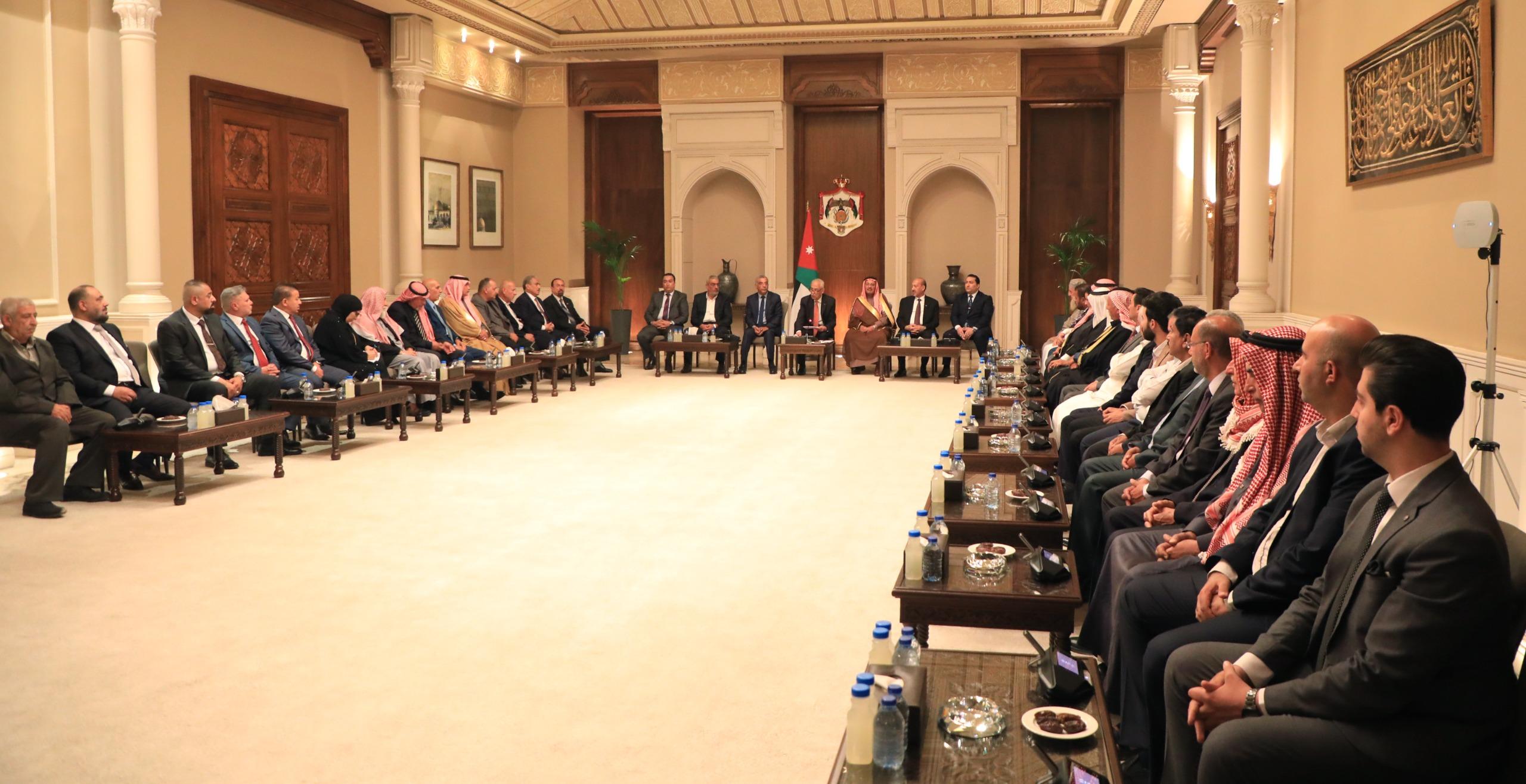 رئيس الديوان الملكي يلتقي وفود شعبية من جرش والطفيلة وعشائر الفالوجة بالأردن