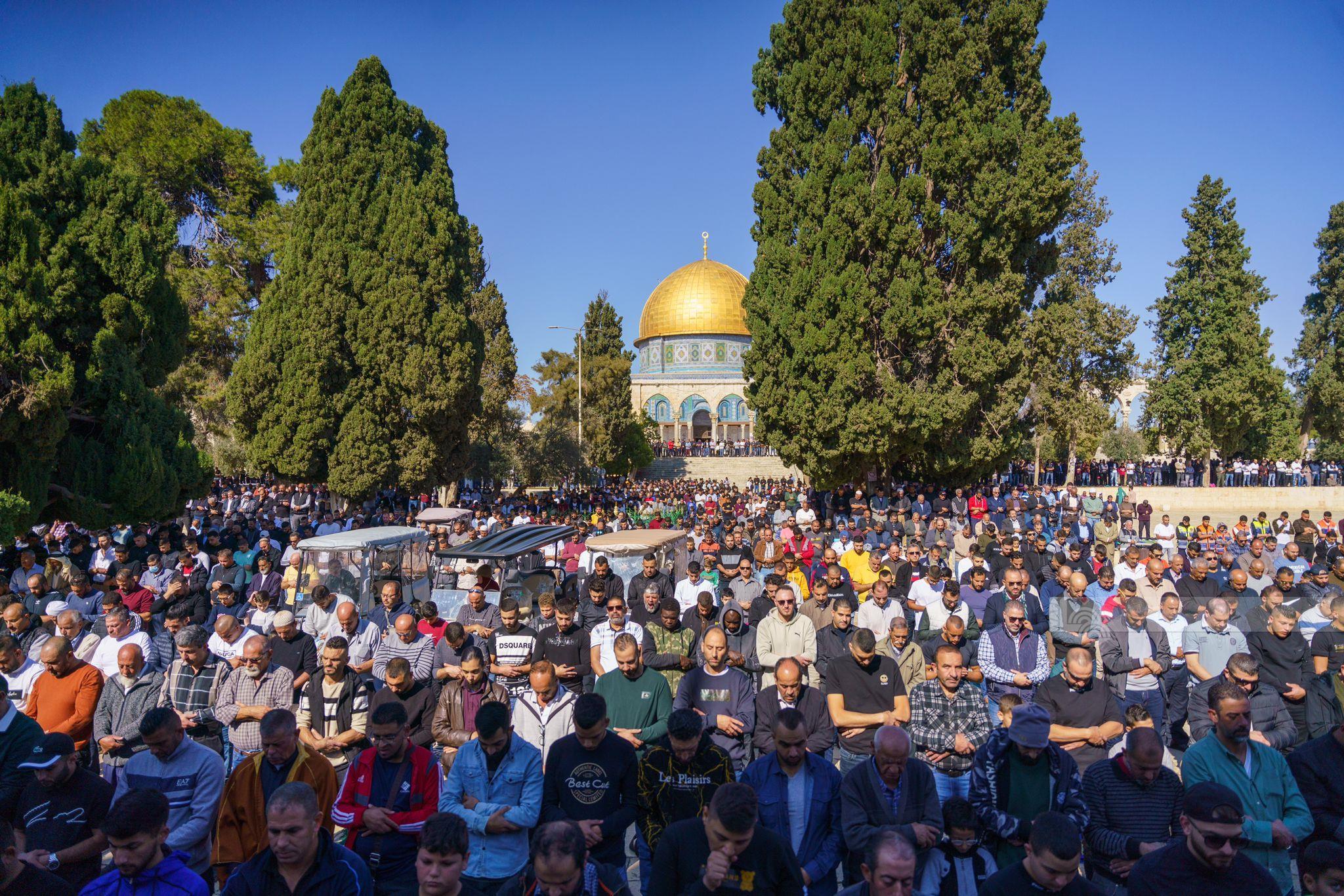 60 ألفا يؤدون صلاة الجمعة في المسجد الاقصى