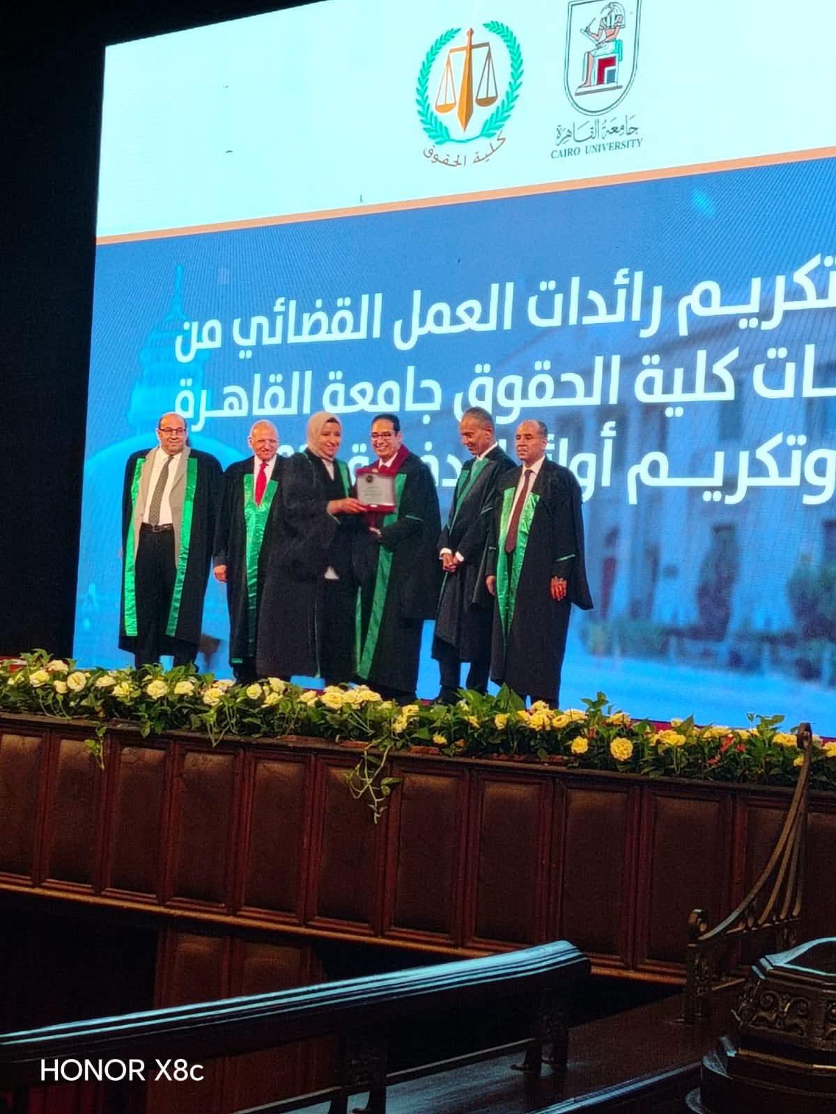 الدكتورة آلاء الحربي تحصد درع التفوق العلمي بجامعة القاهرة