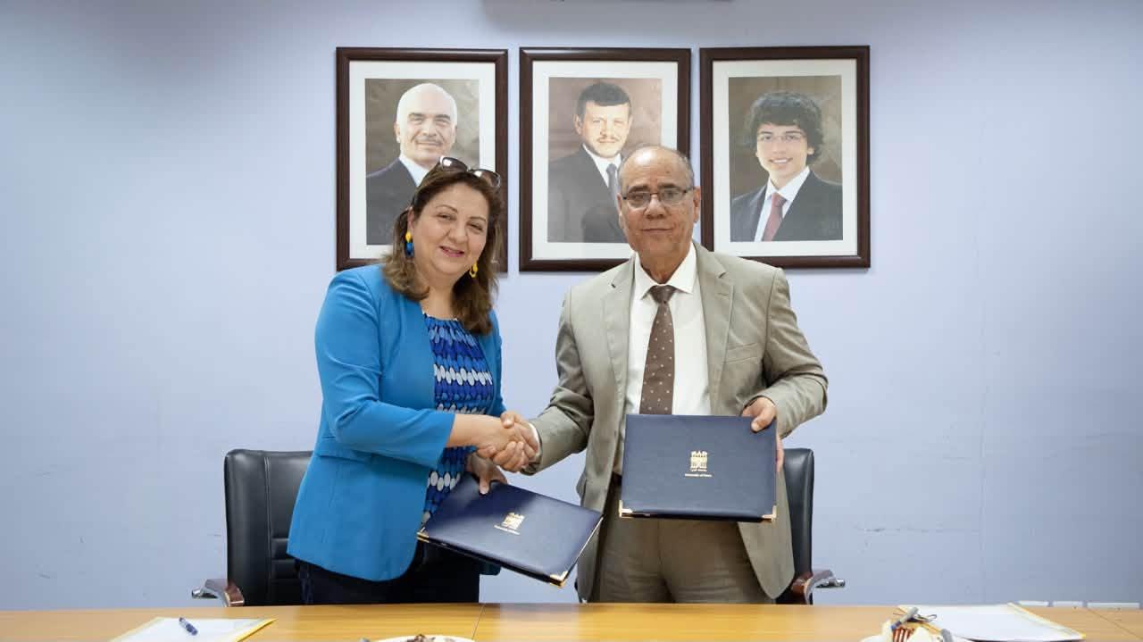 جامعة البترا وشبكة أريج توقّعان مذكرة تفاھم لتعزیز التعاون في مجالات الصحافة الاستقصائية وتدقيق المعلومات.