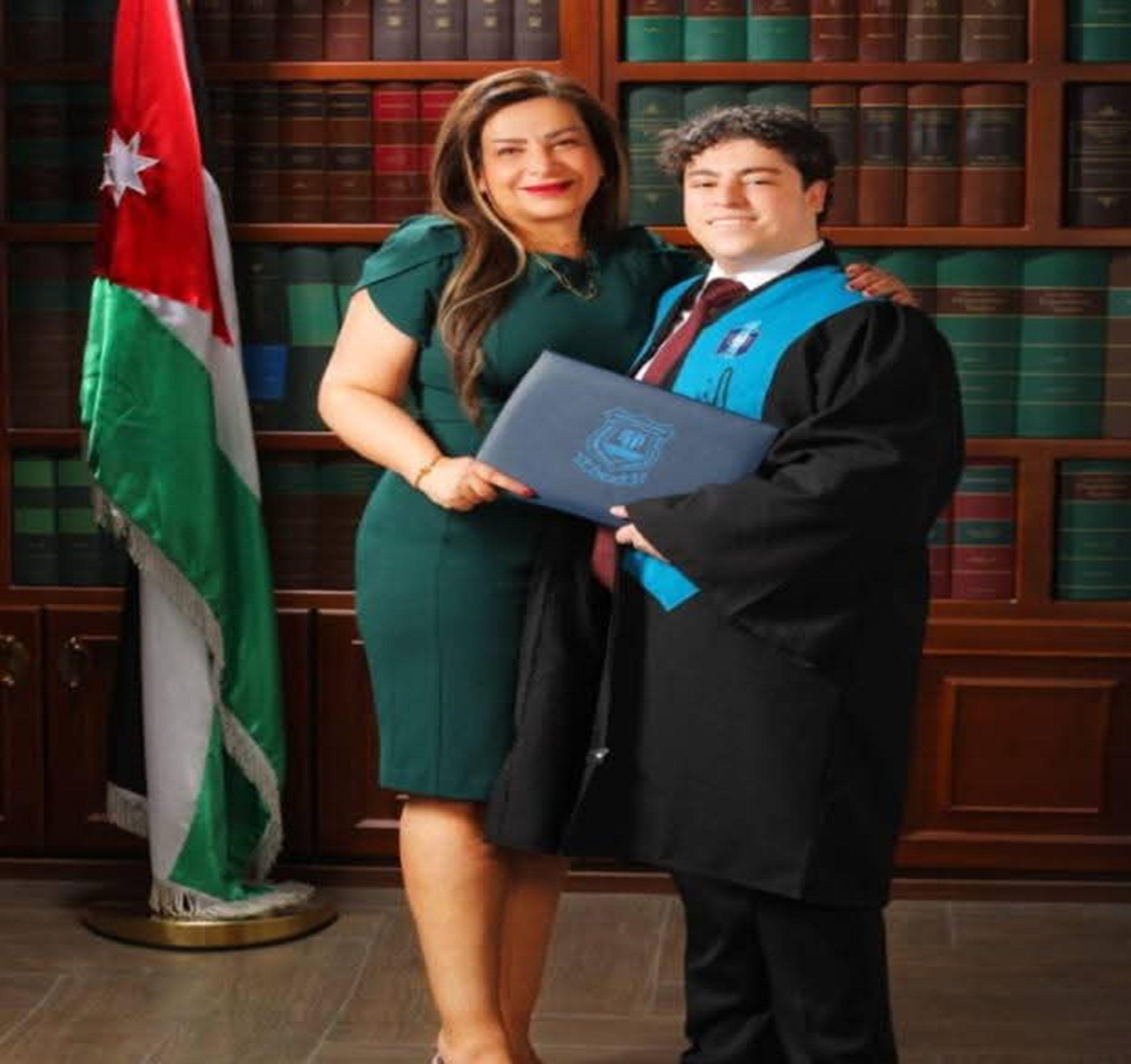 الاعلامية عبيدة عبده تهنىء نجلها طاهر الأول على تخصص ادارة الاعمال