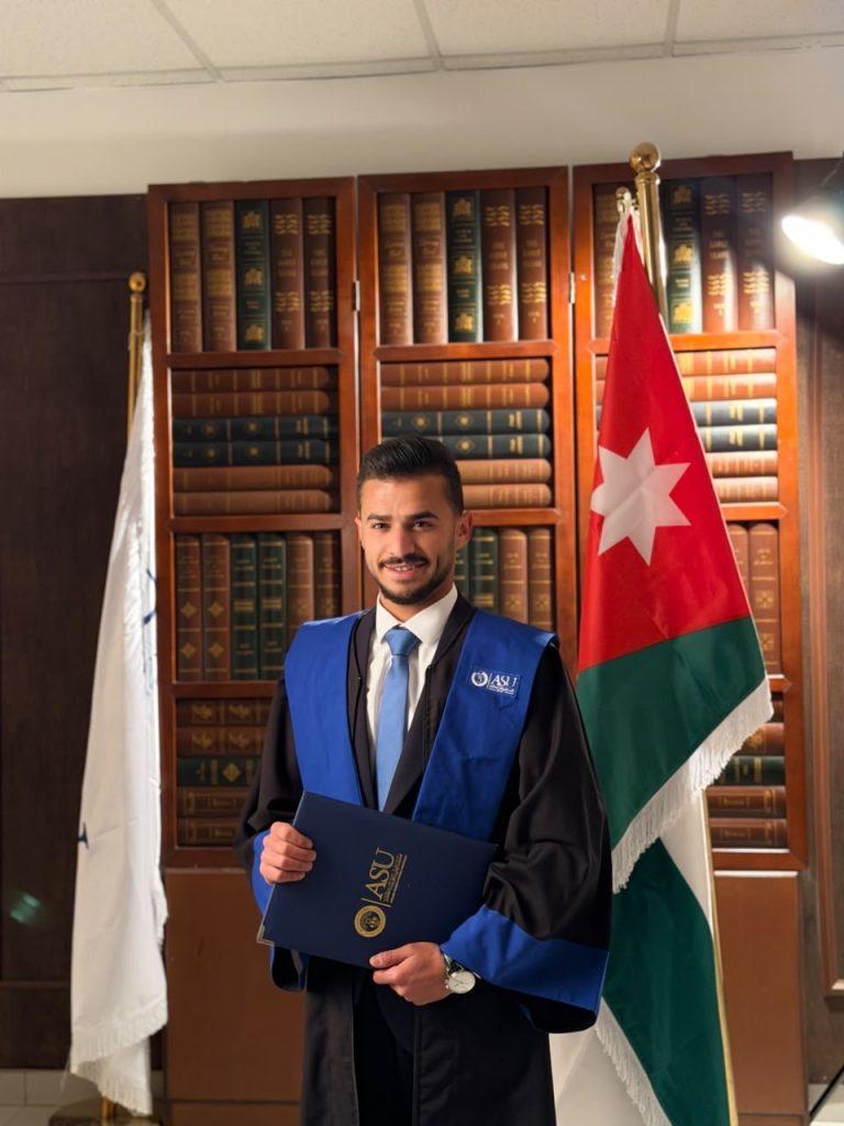 صدام الخلايلة ينال شهادة البكالوريوس في إدارة الأعمال من 