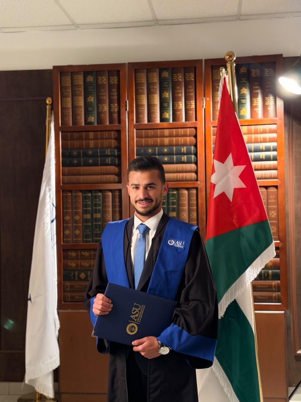 صدام الخلايلة ينال شهادة البكالوريوس في إدارة الأعمال من 
