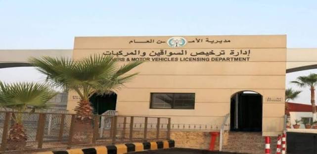 رجل أمن ينقذ طفلين بعد تحرك مركبة داخل قسم ترخيص عجلون