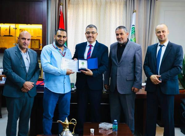 رئيس جامعة عجلون الوطنية يكرم فريق كلية الأعمال الفائز بجائزة أفضل حلول لإدارة المشاريع على مستوى المملكة