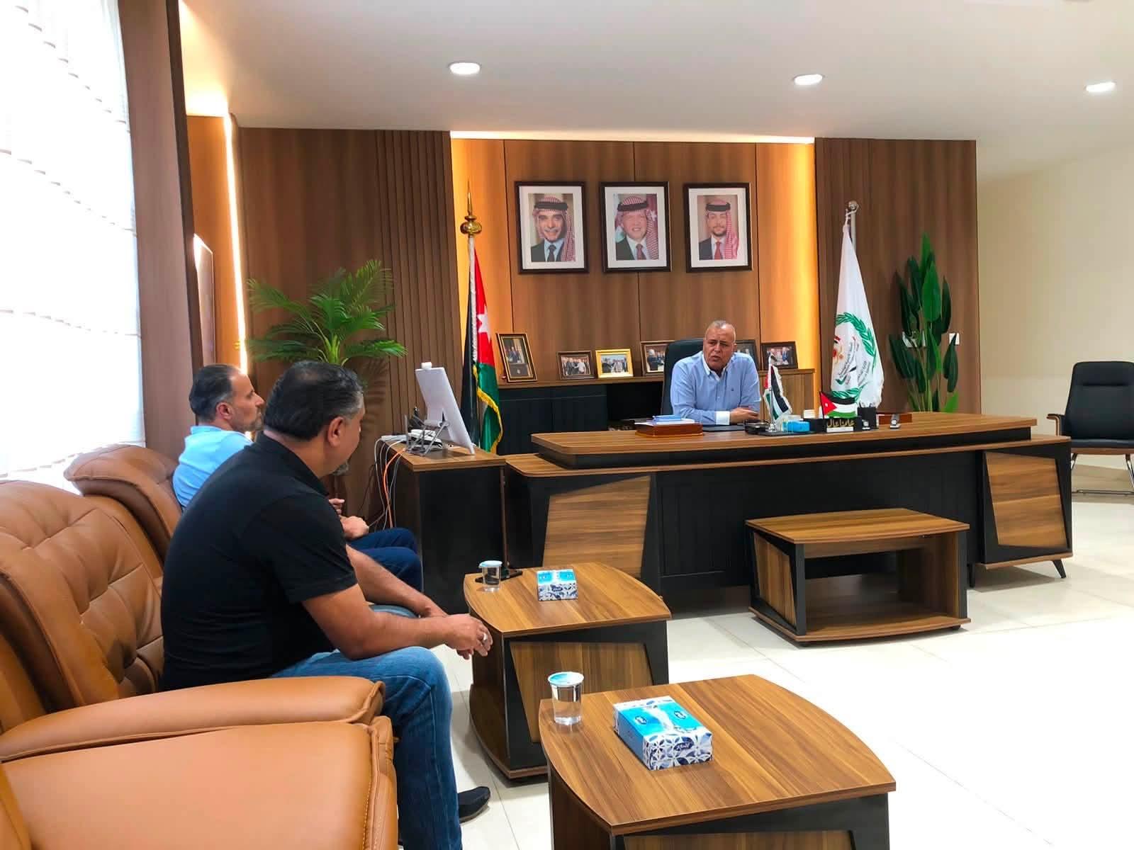 محافظ مادبا يعتمد مسارًا جديدًا لباصات وسرفيس مادبا ماعين لخدمة مبنى المحافظة الجديد دون رفع الأجرة